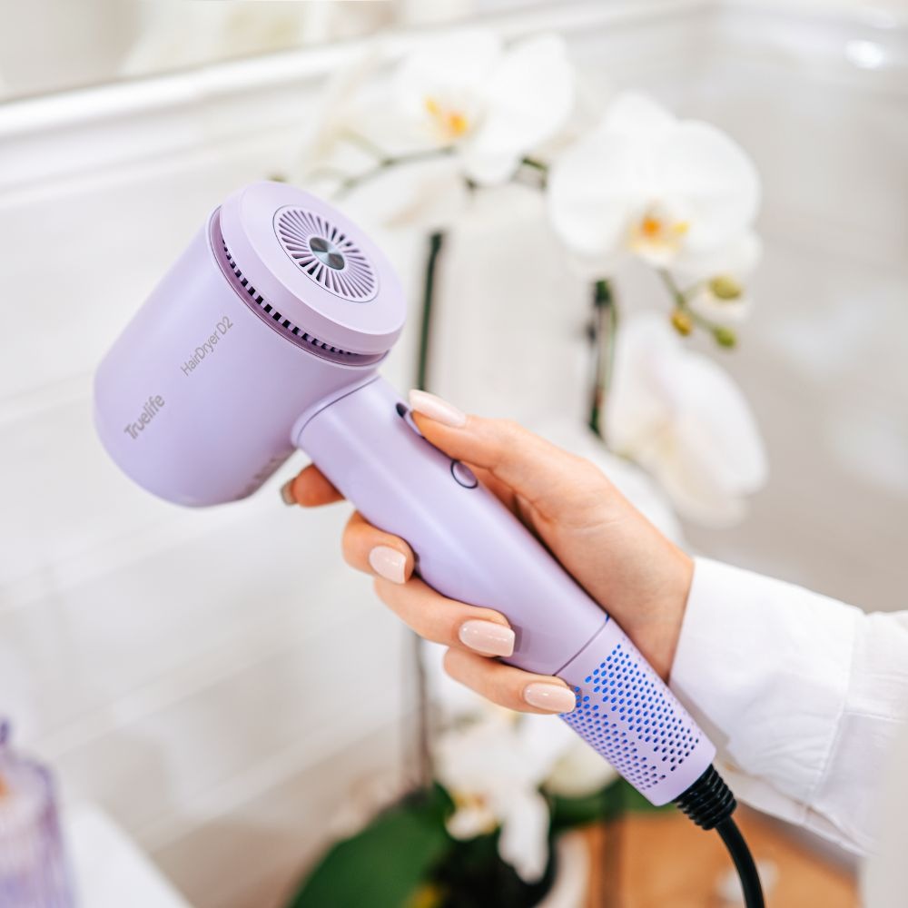 Fén Truelife HairDryer D2 obsahuje ionizátor proti krepatění vlasů