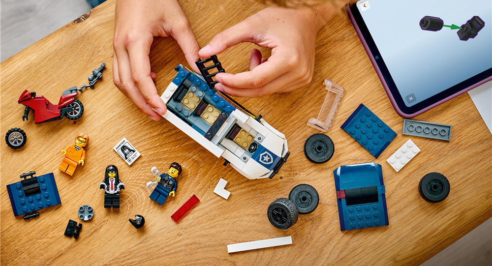 Stavebnice LEGO® City 60479 Policejní dodávka pro převoz vězňů Motorka s hákem umožní vytrhnout dveře cely a rozehrát napínavý útěk vězňů i následnou honičku.