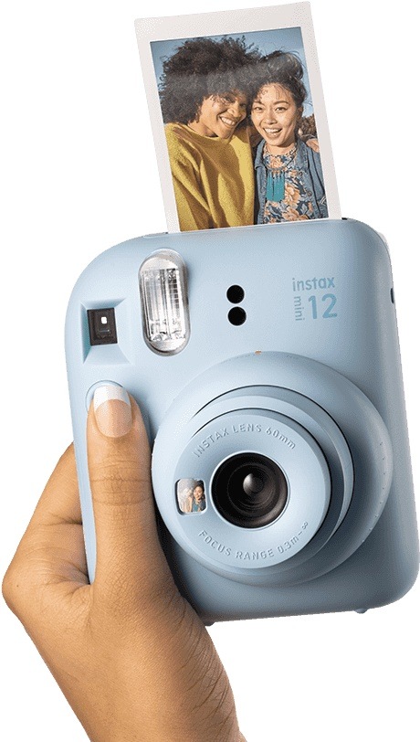 Instantní fotoaparát Fujifilm Instax mini 12 ALBUM BUNDLE modrý Ruka držící fotoaparát Instax mini 12 s vytisknutou fotkou