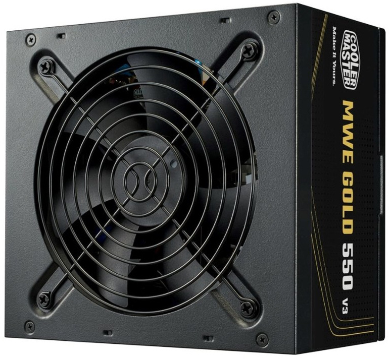 Na obrázku je černý napájecí zdroj Cooler Master. Na přední straně má velký chladicí ventilátor krytý kovovou mřížkou a z boku nápis MWE Gold 550 V3. Zdroj působí jednoduše, robustně a je určený pro běžné až výkonnější počítačové sestavy.