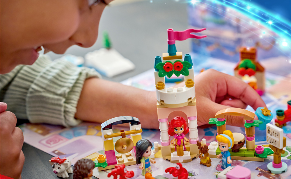 Mikropanenky a drobné modely inspirované světem Disney umožní dětem vytvářet vlastní pohádkové scénky.