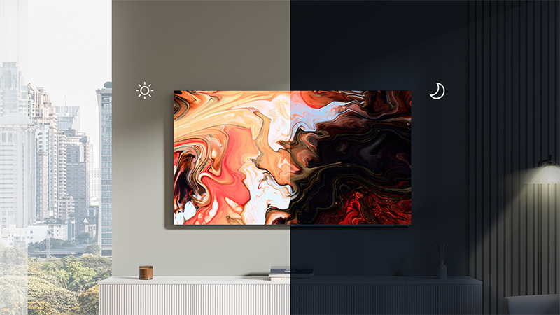 televize Haier H65M95EUX visí na stěně, porovnání viditelnosti za slunce a za šera