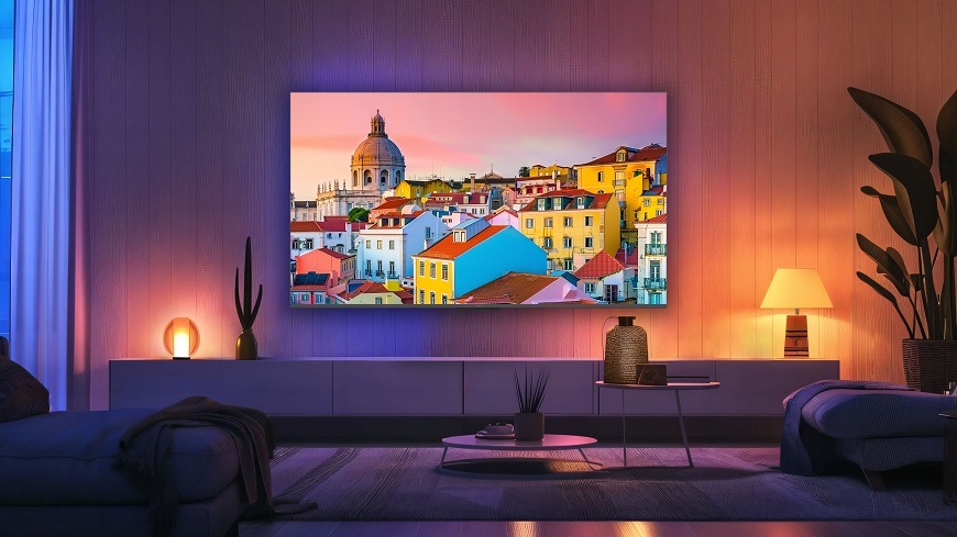 Televize Haier H98S900UX zapnutá Televize Haier H98S900UX visí na stěně v obývacím pokoji