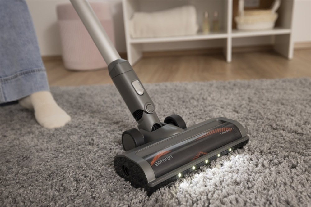 Tyčový vysavač Gorenje SVC252426FFCA FreeForce Clean InverterPower šedý Tyčový vysavač Gorenje SVC252426FFCA luxuje na koberci