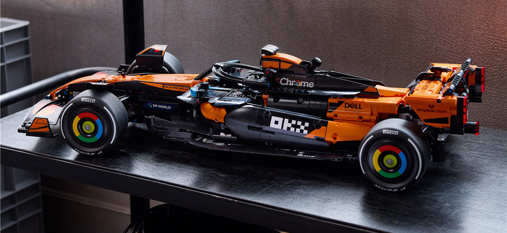 Stavebnice LEGO® Technic 42228 Auto McLaren MCL39 F1® Z 1 675 dílků vzniká více než 61 cm dlouhý výstavní model, jehož stavění usnadní aplikace LEGO Builder.