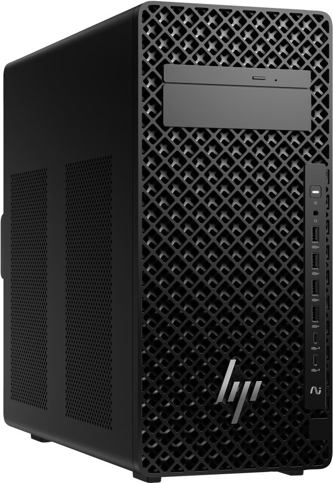 Stolní počítač HP Z2 Tower G1i černý Na obrázku je černý stolní počítač HP Z2 Tower G1i INTEL Core U7-265K zachycený šikmo zepředu. Má vyšší kompaktní skříň s hladkou levou bočnicí, na které jsou dvě větší ventilační mřížky. Celé čelo kryje výrazná perforovaná mřížka s kosočtvercovým vzorem, nahoře je pozice pro optickou mechaniku a vpravo svislý panel s tlačítkem zapnutí, audio konektorem, čtyřmi USB porty a dvěma USB-C porty.