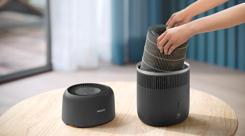 Zvlhčovač vzduchu Philips 4000 Series HU4210/03 šedý Osoba vyměňuje filtr ve zvlhčovači vzduchu Philips HU4210/03 4000 Series pro zachování optimálního výkonu.