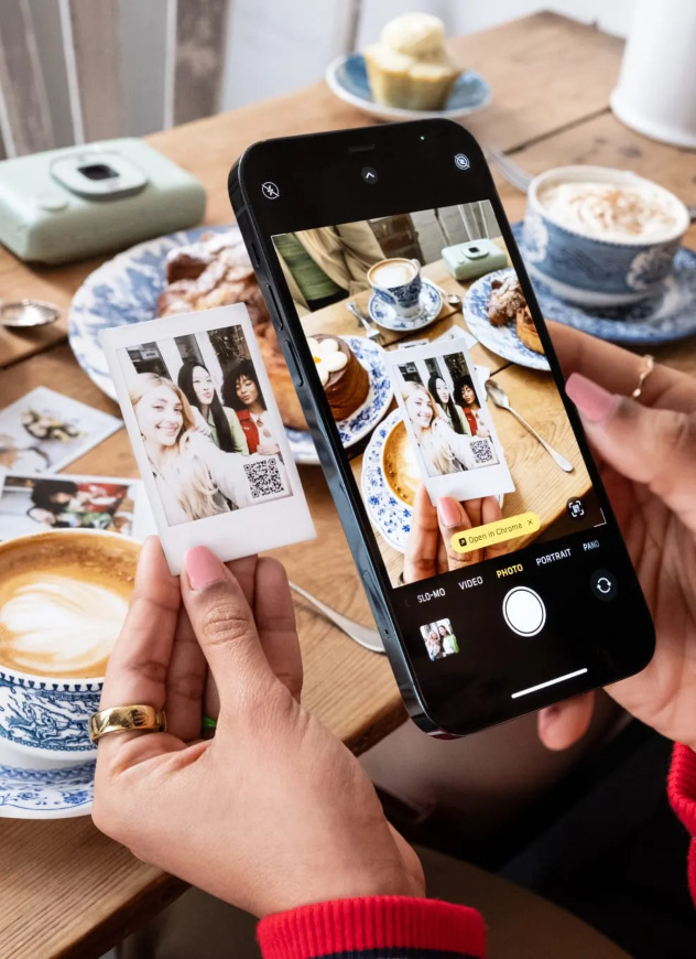 Detail vytisknuté fotky s QR kódem pro poslech zvuku zaznamenaného fotoaparátem Fujifilm Instax mini LiPlay+