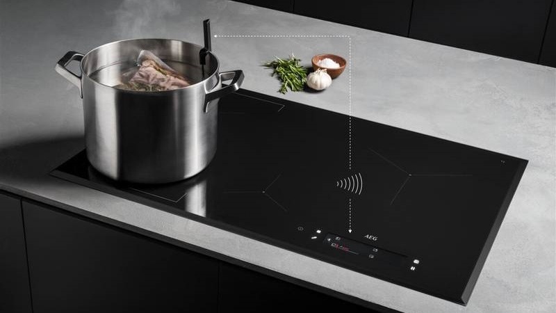 Indukční varná deska AEG série 9000 IAE84881FB černá Indukční varná deska AEG série 9000 IAE84881FB černá
