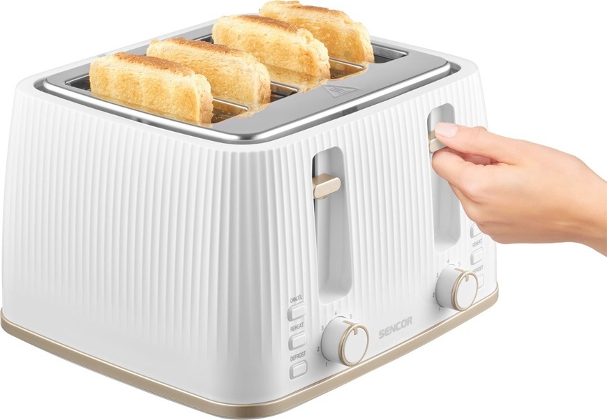 Topinkovač Sencor STS 7540WH bílý Topinkovač Sencor STS 7540WH v bílém provedení se čtyřmi sloty opéká toasty. Žena nastavuje páčku na spuštění opékání.