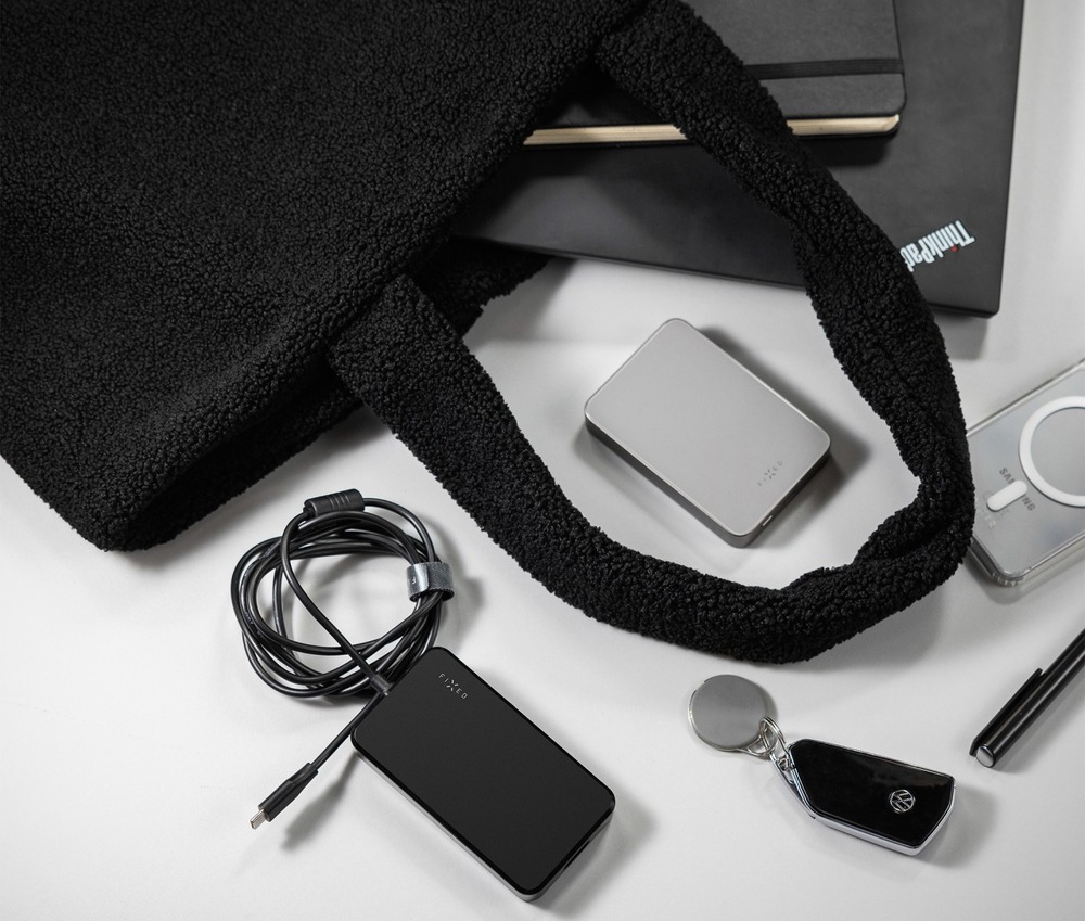 Napájecí adaptér FIXED GaN USB-C, PD 3.0, 100 W černý Nabíjecí adaptér FIXED GaN USB-C, PD 3.0, 100 W vhodný na cesty
