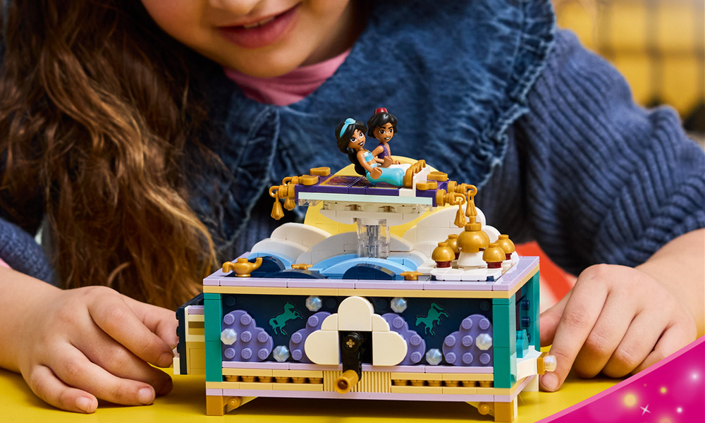 Stavebnice LEGO® │ Disney 43295 Jasmínina šperkovnice Šperkovnice spojuje pohádkový vzhled s praktickými zásuvkami na prsteny a další drobné poklady.