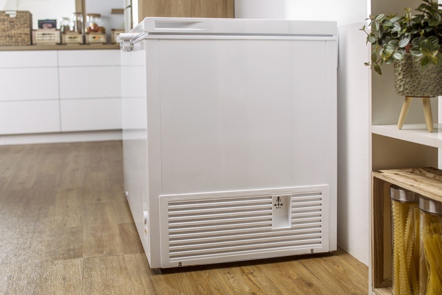 Mraznička Gorenje FH20E6W5 bílá Boční pohled na truhlicovou mrazničku značky, která je umístěná v moderní domácnosti. Gorenje.