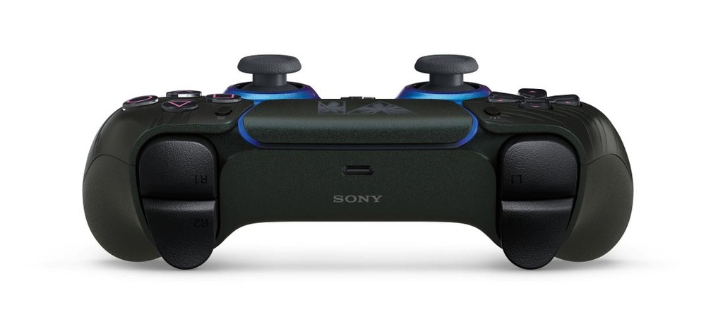 Zadní pohled na černý ovladač Sony PlayStation DualShock na bílém pozadí, na kterém jsou vidět boční tlačítka, spouště, centrální port a modré detaily.