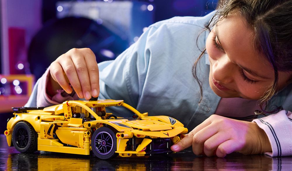 Stavebnice LEGO® Technic 42205 Chevrolet Corvette Stingray Řízení, otevírací dveře a kapota umožňují dětem model aktivně prozkoumávat a vymýšlet vlastní automobilová dobrodružství.