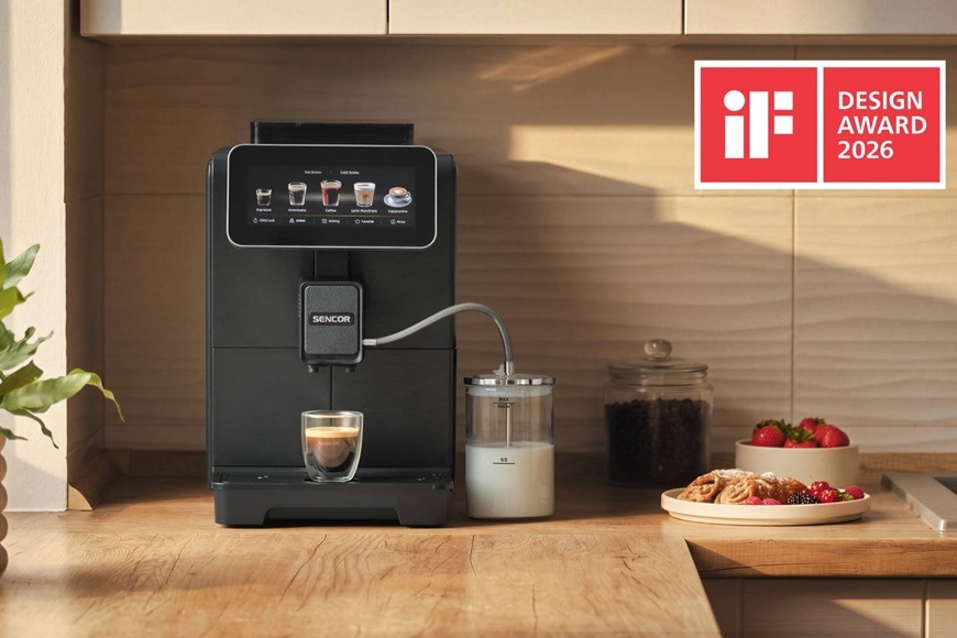 Automatický kávovar Sencor ENZO SES 9470BK stojí na kuchyňské lince a vedle něj je ocenění Design Award 2026.