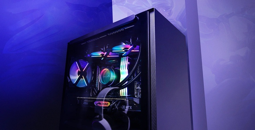 Obrázek PC skříně umístěné na stole.