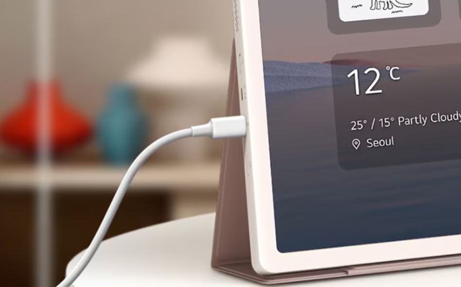Televize LG 27LX6TDGA televize LG 27LX6TDGA postavena jako tablet na stolu. Je připojená pomoci USB-C, které podporuje přenos obrazu i nabíjení zařízení. Na displeji je videt 12 °C v místě Seoul.