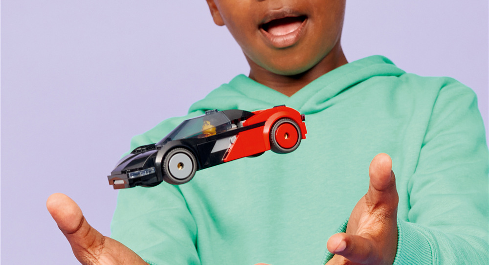 Stavebnice LEGO® City 60486 Elektrické superauto Minifigurka řidiče se smartphonem doplňuje model a nabízí postavu pro nejrůznější závodní i městské scénáře.