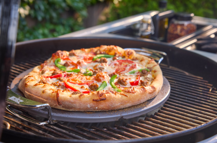 Příprava pizzy na grilu Weber Performer Premium 57 cm s použitím pizza kamene