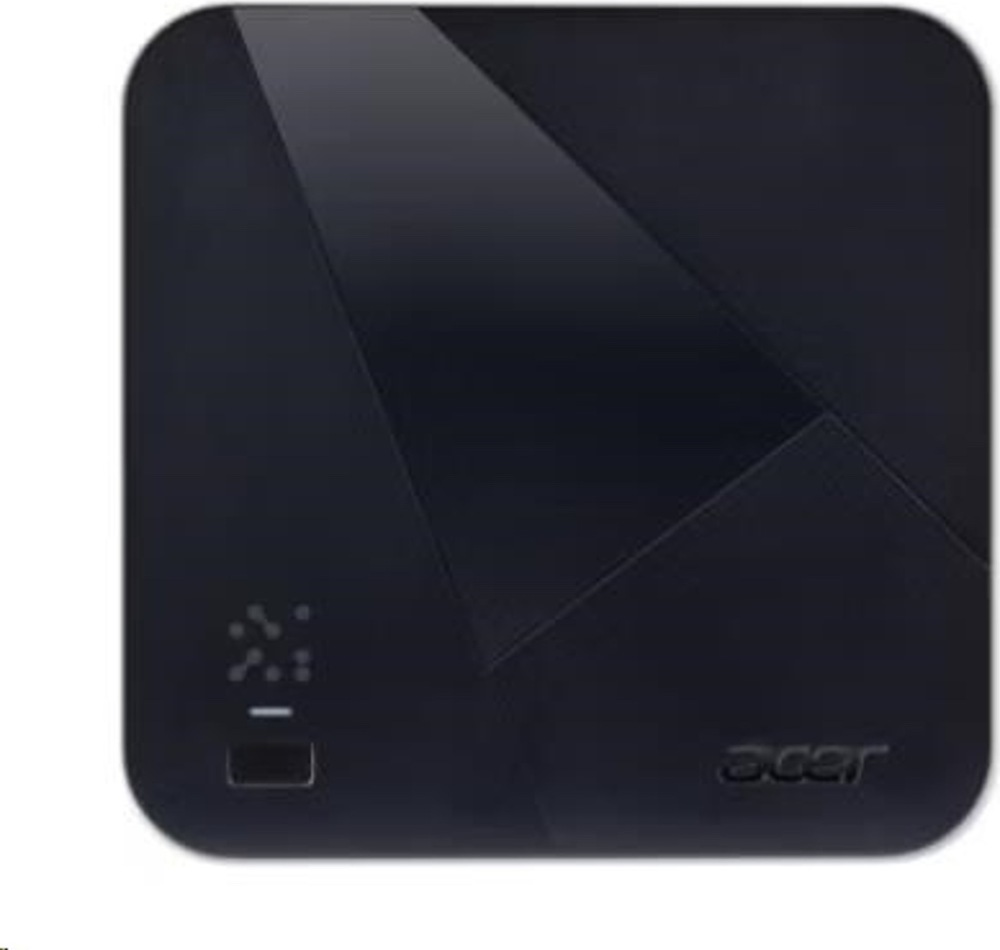 Na obrázku je mini počítač Acer Revo Box RB102-BARR R5 z horního pohledu. Má černé kompaktní tělo se zaoblenými rohy a decentním geometrickým vzorem tvořeným šikmými liniemi. Vpravo dole je vyražené logo Acer. V levé spodní části horního panelu je drobný stavový prvek nebo kontrolka. Design působí jednoduchým, moderním a nenápadným dojmem.
