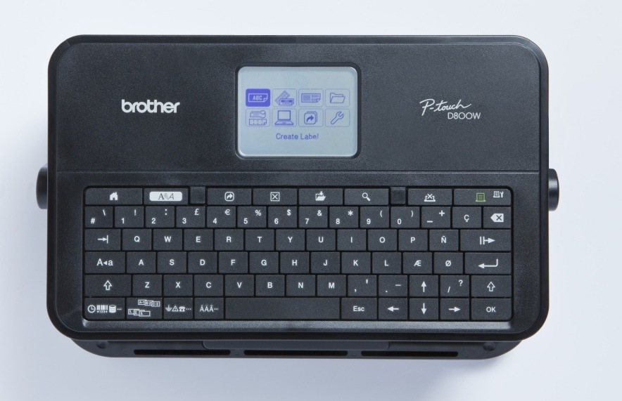 Tiskárna štítků Brother PT-D800W černá Štítky z tiskárny Brother jsou vysoce odolné využívající techniku laminace P-touch.