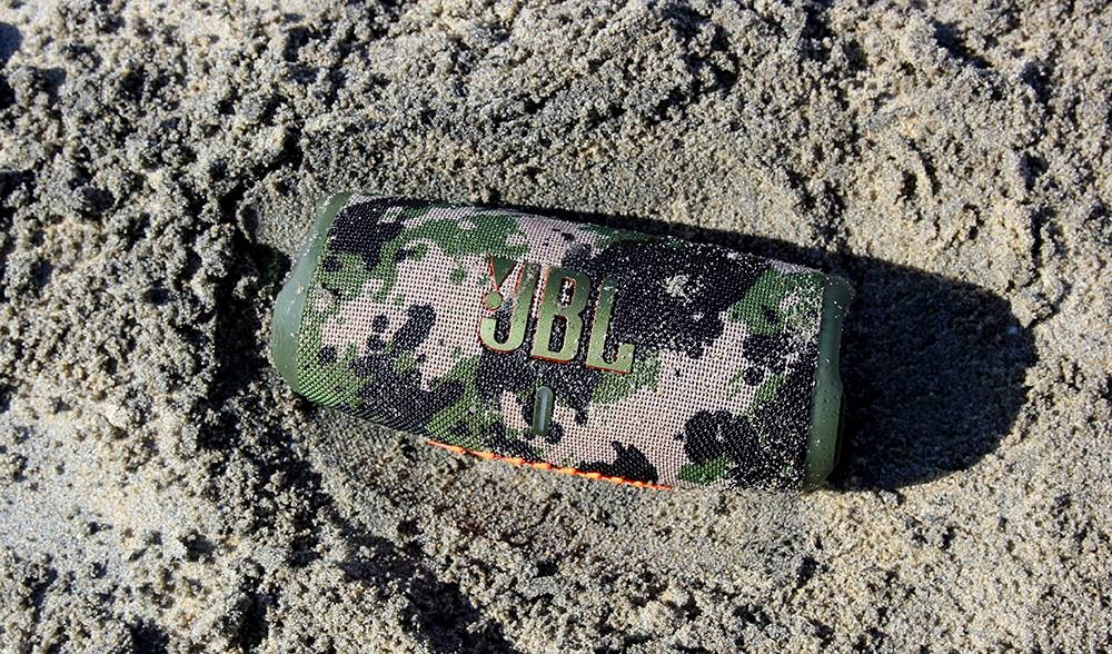 Přenosný reproduktor JBL Charge 5 červený