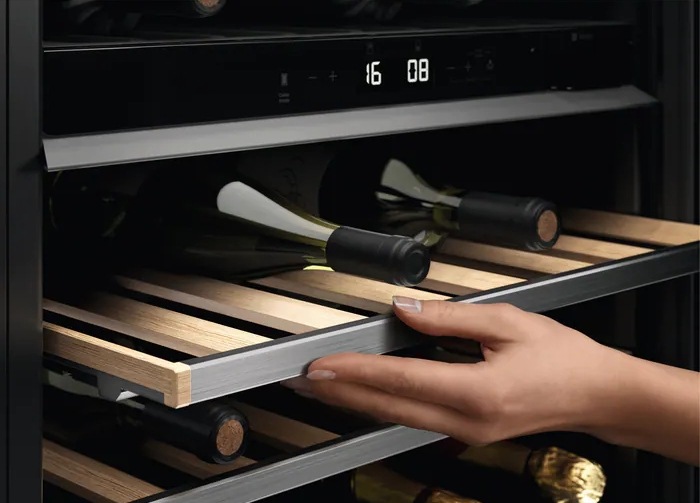 Vinotéka Electrolux EWUD040B8B černá Vinotéka Electrolux EWUD040B8B černá
