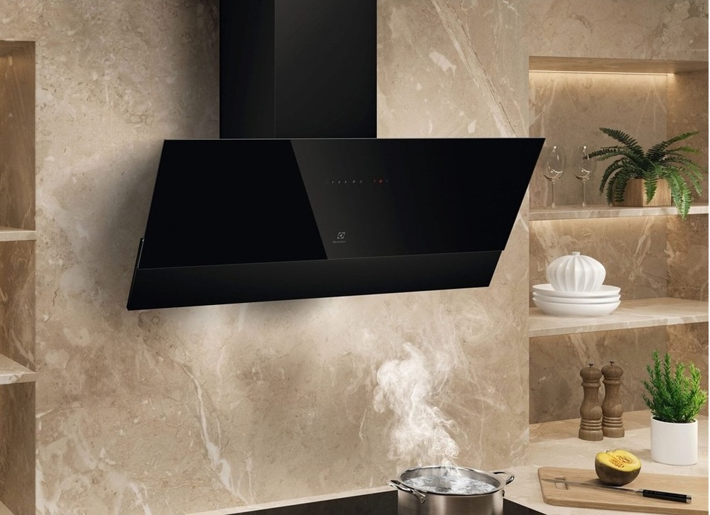 Odsavač par Electrolux Série 700 LFV449K černý Komínový odsavač par Electrolux LFV449K série 700Hob2Hood v kuchyni nad indukční deskou.