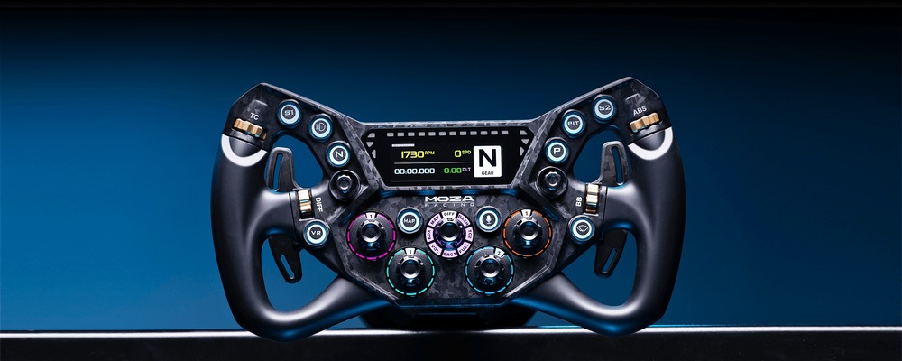 Volant Moza Racing KS Pro hliník Závodní volant pro simulátory s elegantním, futuristickým designem. Vyznačuje se digitálním displejem, řadou tlačítek a ergonomickými úchopy. Celkové pojetí působí špičkově a dynamicky.