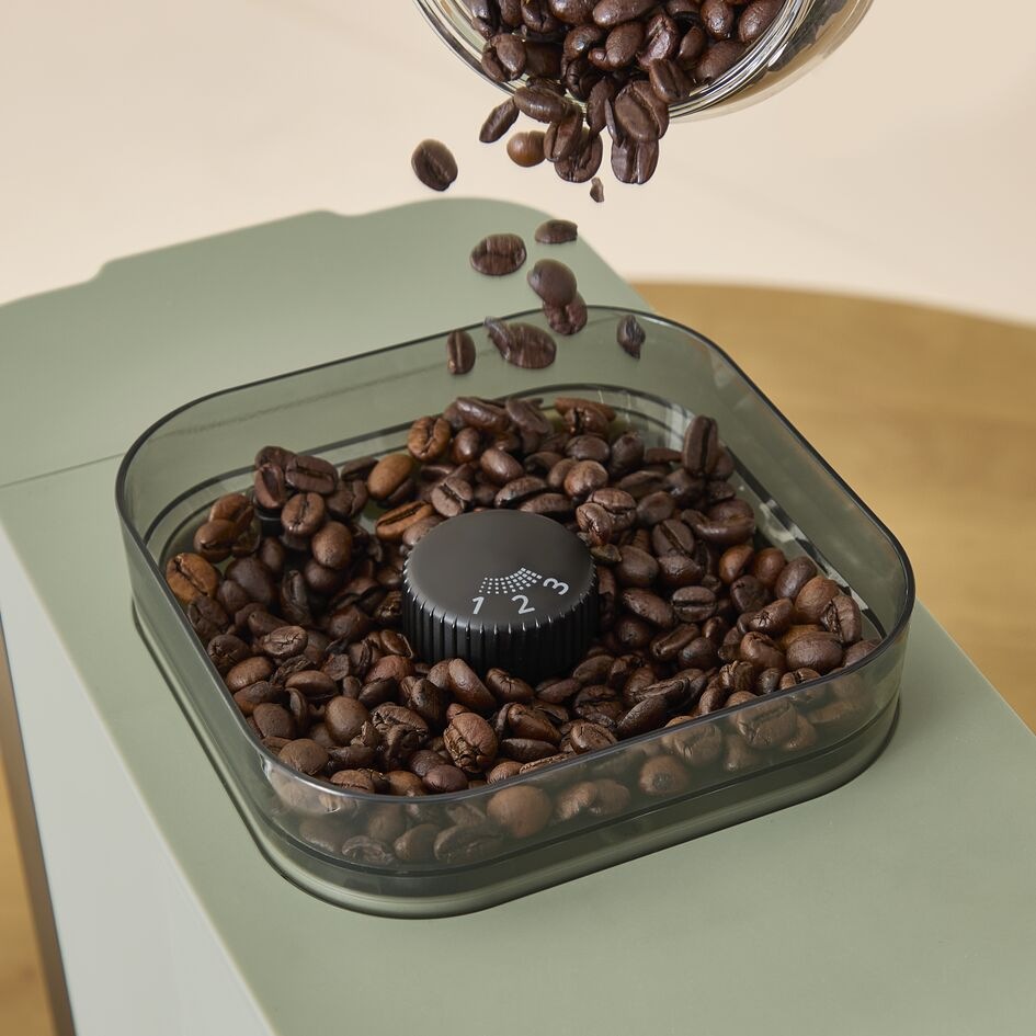 Detail kávy v mlýnku kávovaru Krups SA401LE0 Coffee Crush