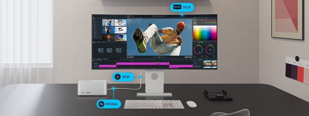 Moderní stůl s širokoúhlým monitorem, na kterém je zobrazen software pro střih videa a skateboardista ve vzduchu. Monitor nabízí rozlišení 5K2K, výkon 96 W a rychlost přenosu dat 80 Gb/s.