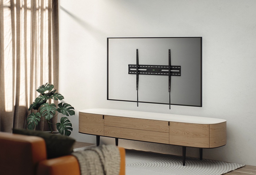 Držák TV GoGEN fixní XXL černý Fixní držák na TV GoGEN v prosvětleném obývacím pokoji nad dřevěnou komodou