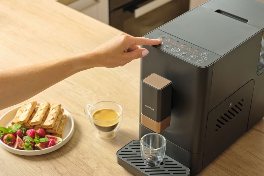 Dotykový ovládací panel automatického kávovaru Sencor SES 6100BK umožňuje jedním stiskem připravit různé druhy kávy, nastavit intenzitu i objem nápoje a upozorní na potřebu údržby.