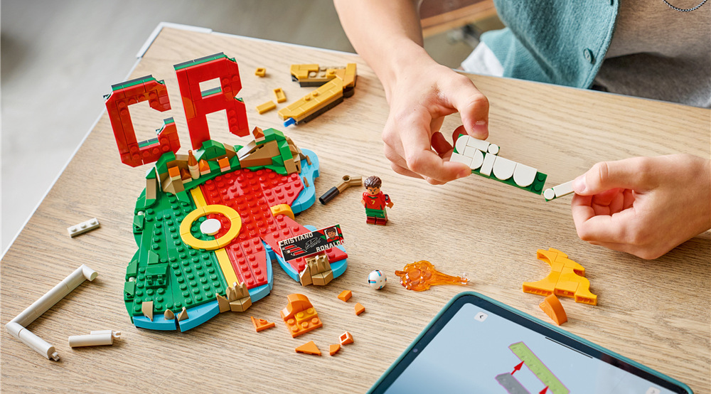 Stavebnice LEGO® Editions 43012 Cristiano Ronaldo – Hvězdné momenty fotbalu Minifigurka Cristiana Ronalda doplňuje model o osobitý detail inspirovaný jeho fotbalovou kariérou