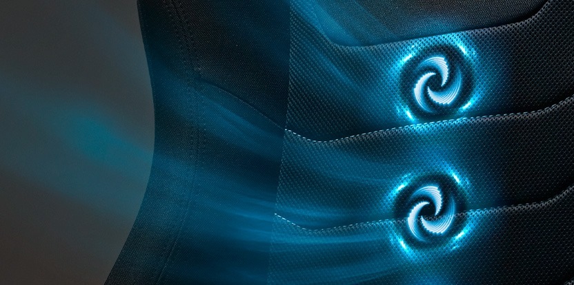Tmavá ergonomická opěrka židle se třemi zářícími modrými spirálovými vzory a zářivými liniemi zdůrazňuje futuristický, dynamický design.