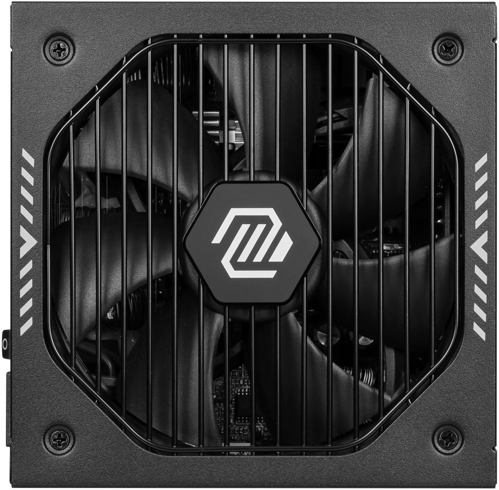 Zdroj MSI MSI MAG A750GLS 750W PCIE5 černý Na obrázku je horní pohled na černý napájecí zdroj počítače. Dominantní je velký ventilátor krytý černou kovovou mřížkou, uprostřed s logem MSI. V rozích jsou vidět čtyři šrouby a po stranách bílé dekorativní pruhy. Fotografie působí technicky, čistě a ukazuje hlavně chladicí část zdroje.