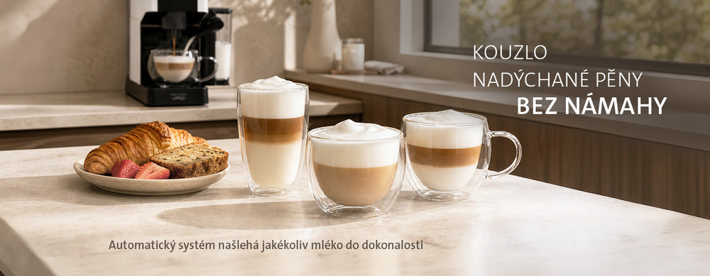 Různé druhy kávových nápojů s bohatou mléčnou pěnou ve sklenicích vedle croissantu a kávovaru ETA Multicaps Latteo. Text na obrázku: KOUZLO NADÝCHANÉ PĚNY BEZ NÁMAHY – Automatický systém našlehá jakékoliv mléko do dokonalosti.