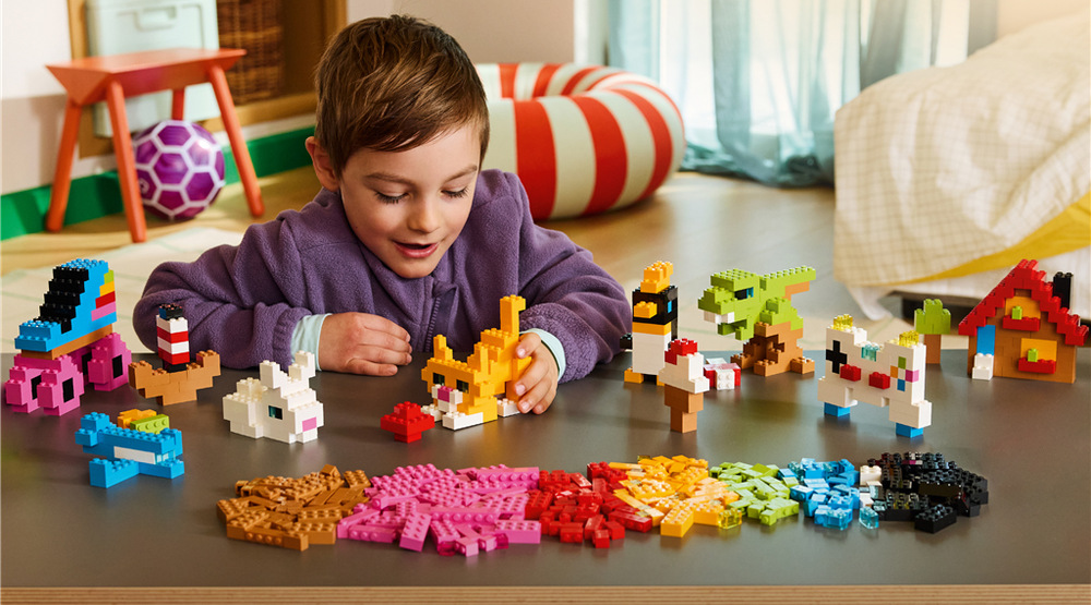 LEGO Classic nabízí dlouhodobé tvoření, při kterém mohou děti kombinovat kostky a postupně rozvíjet vlastní nápady.