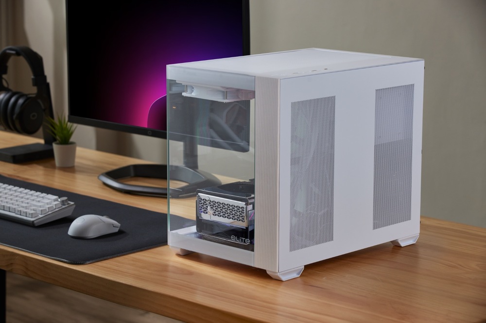 Case Cooler Master Elite 481 Wood ARGB bílá Elegantní, pracovní stůl s bílou skříní počítače s viditelnými vnitřními komponenty, klávesnicí, myší, monitorem s fialovým přechodem obrazovky, sluchátky a malou rostlinou, které vytvářejí čistou a minimalistickou atmosféru.