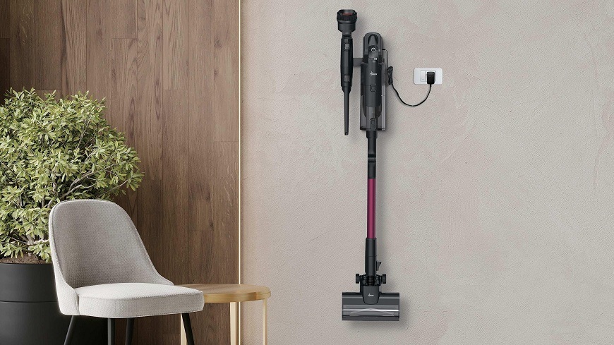 Tyčový vysavač Hoover HF610HX 011 černý Tyčový vysavač Hoover HF610HX 011 visí na nástěnném držáku a nabíjí se
