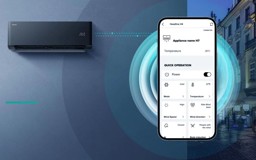 Mobilní telefon s puštěnou aplikaci ConnectLife, pomocí které je možné ovládat klimatizaci Hisense na dálku. V pozadí je vidět klimatizace, jak reaguje.