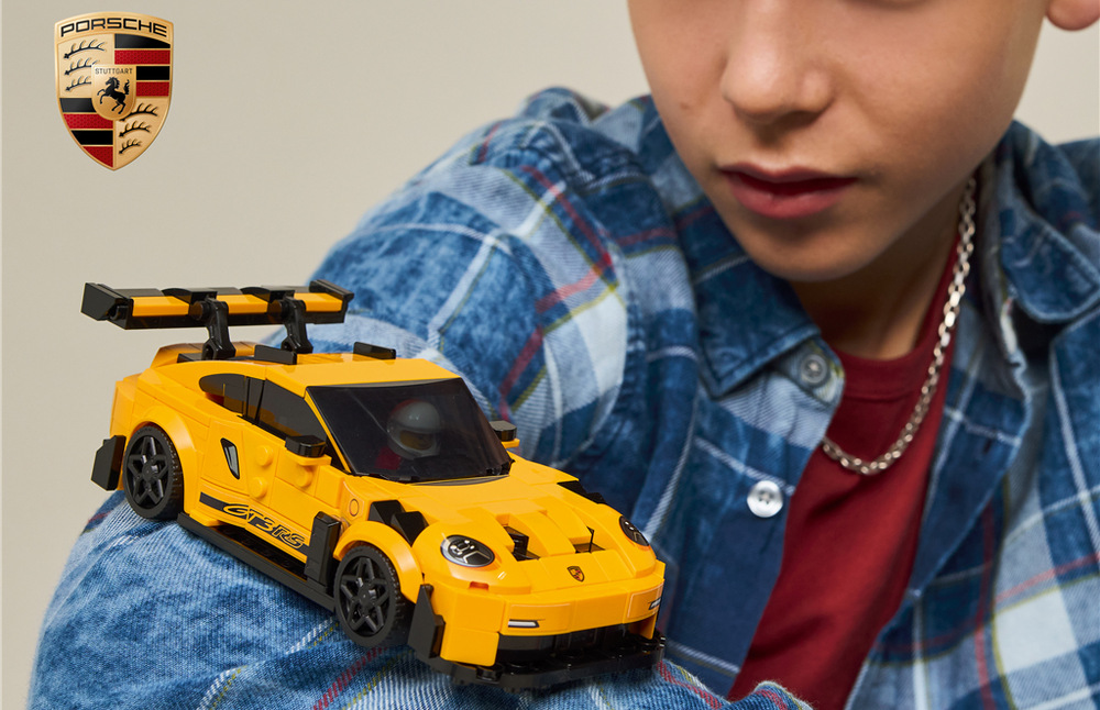 Porsche 911 GT3 RS zachycuje ikonickou siluetu skutečného vozu včetně křídla, sání a sportovních ráfků.