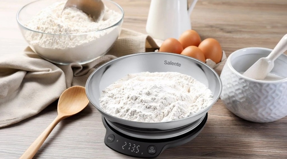 Kuchyňská váha Salente RIMARE-BK, 5 kg černá/nerez Kuchyňská váha Salente s moukou v nerezové misce při přípravě těsta.