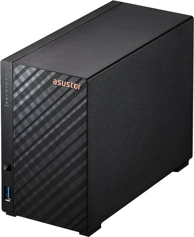 Na obrázku je síťové úložiště Asustor Drivestor 2 Gen2 AS1202T v černém provedení z předního šikmého pohledu. Zařízení má kompaktní hranatou skříň s matnými bočními panely a lesklým čelním panelem s tmavým diagonálním vzorem. V horní části čela je logo asustor.  Na levé úzké straně předního panelu jsou stavové LED kontrolky a popisek Disk. Dole je vidět přední port USB-A s modrým vnitřkem. Celkově působí zařízení jednoduše a prakticky, určené pro domácí nebo menší kancelářské ukládání dat.