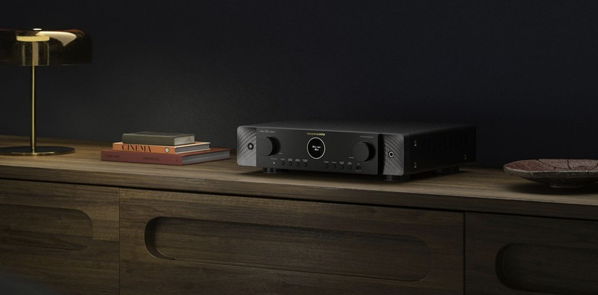 AV Receiver Marantz Cinema 70S S2 umístěný na dřevěném televizním stolku v interiéru
