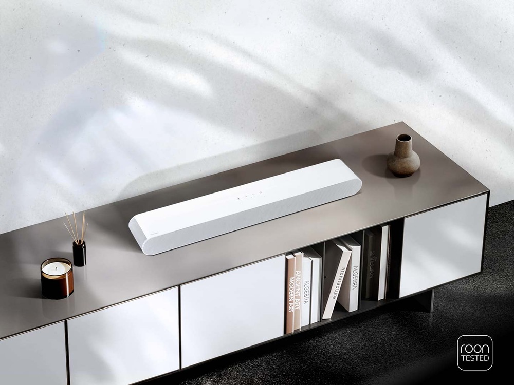 Soundbar Samsung HW-S61D bílý Bílý soundbar Samsung HW-S61D leží na skříňce