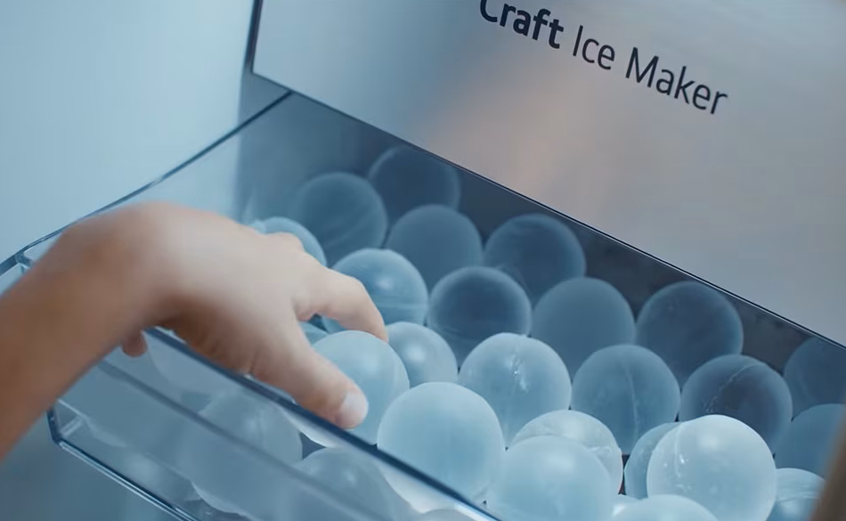 Americká lednice LG GMG960EVEE černá Dítě se natahuje pro led ve tvaru koule z výrobníku ledu.