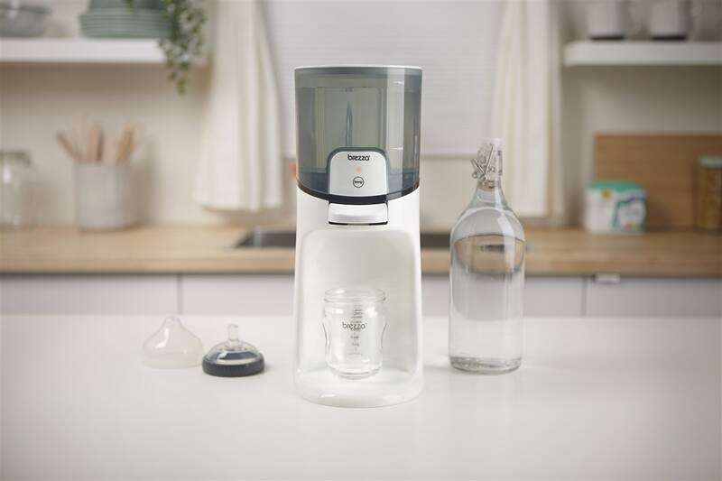 Ohřívač vody Baby Brezza Instant Warmer White bílý Ohřívač vody Baby Brezza Instant Warmer White umístěný v kuchyni spolu s kojeneckou lahvičkou