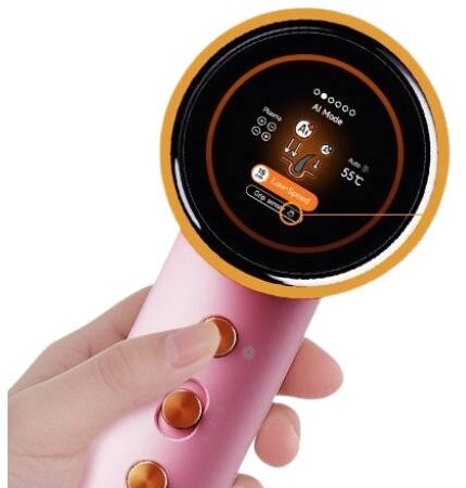 Detail ovládání fénu Powerton SMART IONAI s přehledným displejem a tlačítky na madle